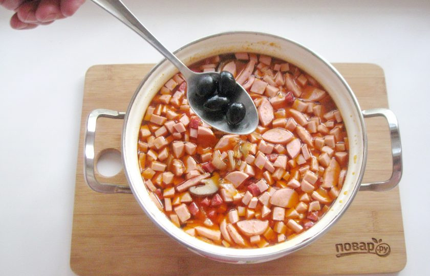 1. Этап. Солянка с солеными грибами: Варите солянку 10-15 минут, после добавьте маслины.