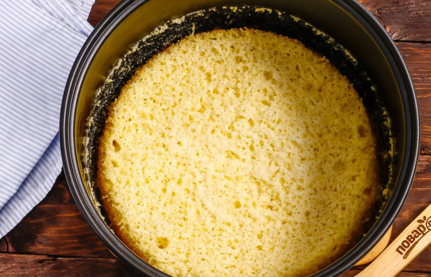 1. Этап. Бисквит на 5 яиц в мультиварке: После звукового сигнала аккуратно приоткройте дверцу техники и извлеките бисквит, сразу же переверните его верх дном, чтобы он не опал.