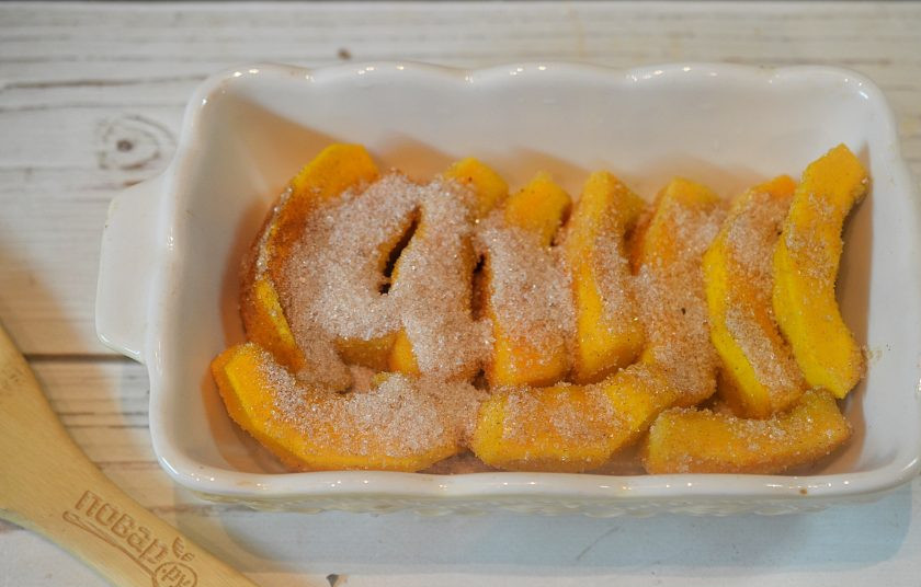 1. Этап. Запеченная тыква с орехами: 4. Форму смажьте маслом и выложите ломтики тыквы.