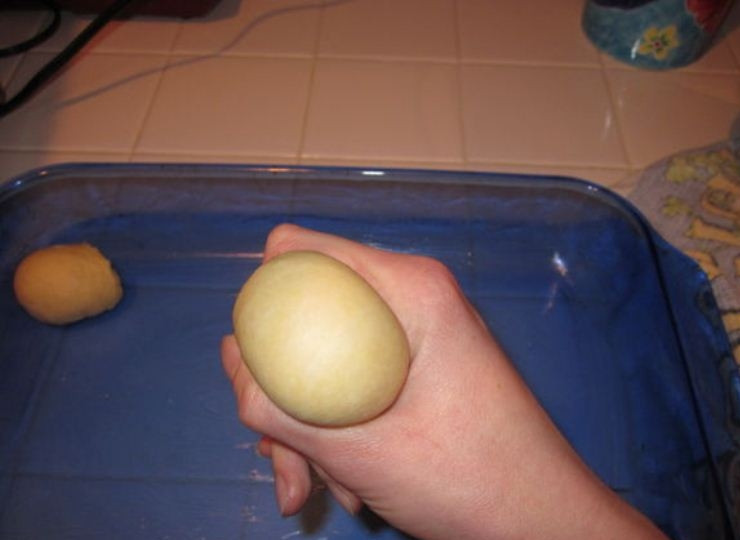 1. Этап. Пышное тесто для пирожков на молоке: Спустя время, смажьте форму для выпекания маслом. Тесто разделите на 8 равных частей, а из них сделайте по 3 шарика.