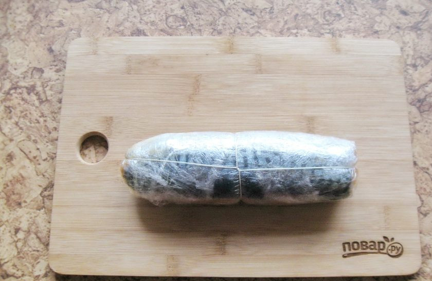 1. Этап. Холодная закуска из скумбрии: Перевязать толстой ниткой.