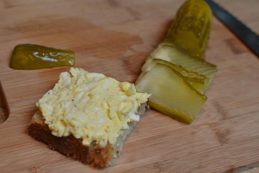 1. Этап. Бутерброды со шпротами и яйцом: Хлеб нарезаем на 15 ломтиков. Огурчики нарезаем пополам и по размеру хлебушка. Открываем банку со шпротами. На ломтик наносим яичную смесь, укладываем рыбку и огурчик.