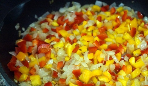 1. Этап. Чахохбили из индейки: Добавить болгарский перец. Пожарить почти до мягкости перца.