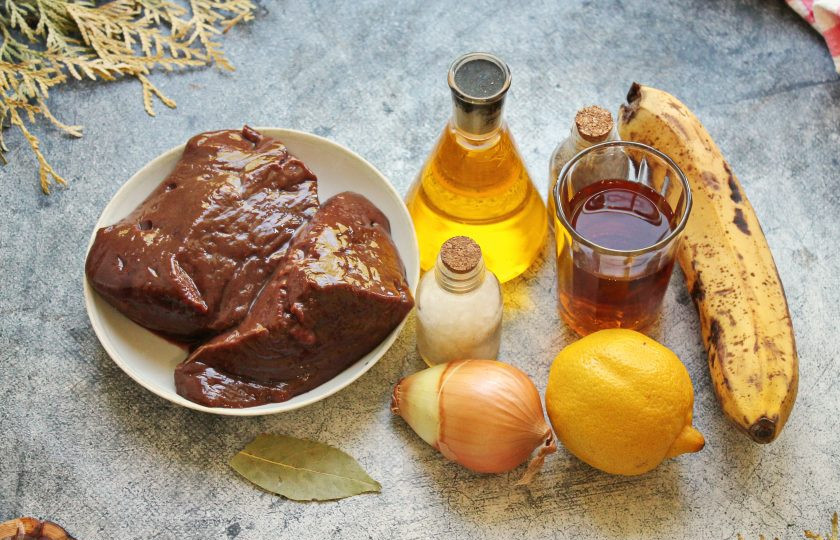 1. Этап. Говяжья печень в банановом соусе: Подготовьте все необходимые ингредиенты для приготовления говяжьей печени в банановом соусе.