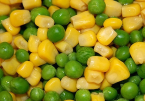 1. Этап. Салат в желе: 5. Кукурузу и горошек лучше использовать консервированные - они более ароматные. Единственное условие - дать стечь всей жидкости. Для этого откидываем кукурузу и горошек на дуршлаг и оставляем на 10-15 минут, периодически помешивая.