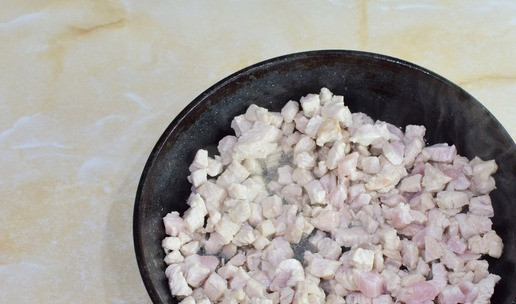 1. Этап. Закуска в тарталетках с индейкой: Мясо индейки нарежьте на небольшие кусочки и обжарьте на растительном масла 7-10 минут.