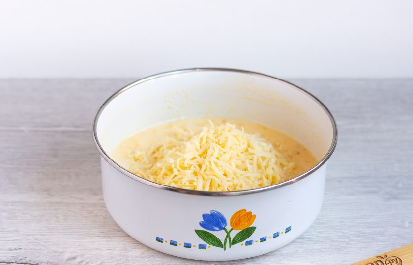 1. Этап. Яичный рулет со свининой и базиликом: Сыр натрите на мелкой терке, по истечении времени добавьте в яичную массу и перемешайте.