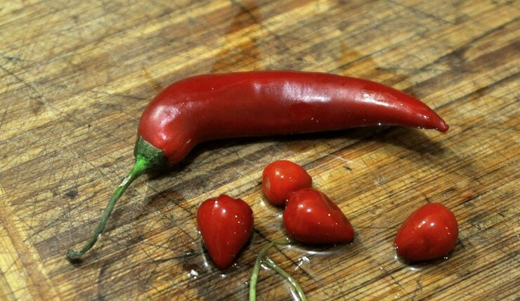 1. Этап. Говядина в чугунке в духовке: Обжарьте также на сковороде колбаску, добавьте её к мясу в чугунок. Затем все овощи, кроме перца острого и помидоров, тоже обжарьте и добавьте в чугунок. Можете взять помидоры черри и перец пиро-пиро, как на фото. Картошку следует промыть хорошенько, но кожуру не счищайте, а так прямо и поджарьте.