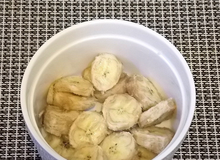 1. Этап. Десерт Бананы под снегом: Бананы почистите и нарежьте. Сложите в смазанную маслом форму для запекания.