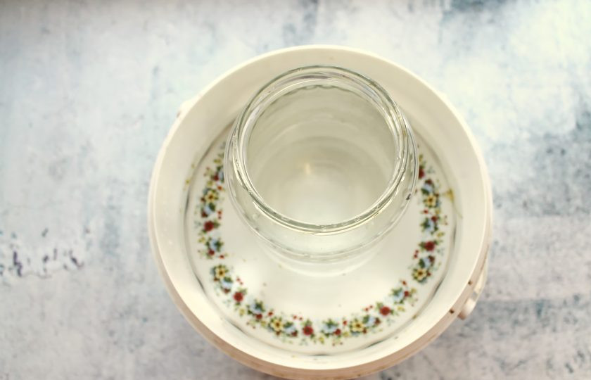 1. Этап. Таркинский перец: Поставьте сверху гнет, чтобы он немного придавил перец.