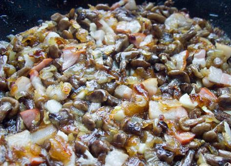 1. Этап. Шейка свиная, запеченная с айвой и грибами: 2. Вначале поджариваем лук, добавляем в него копченого бекону и обжаренных опят. Следует поперчить и посолить начинку.