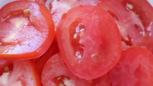 1. Этап. Баклажаны с моцареллой: 3. Затем помидоры нарезаем кружочками.