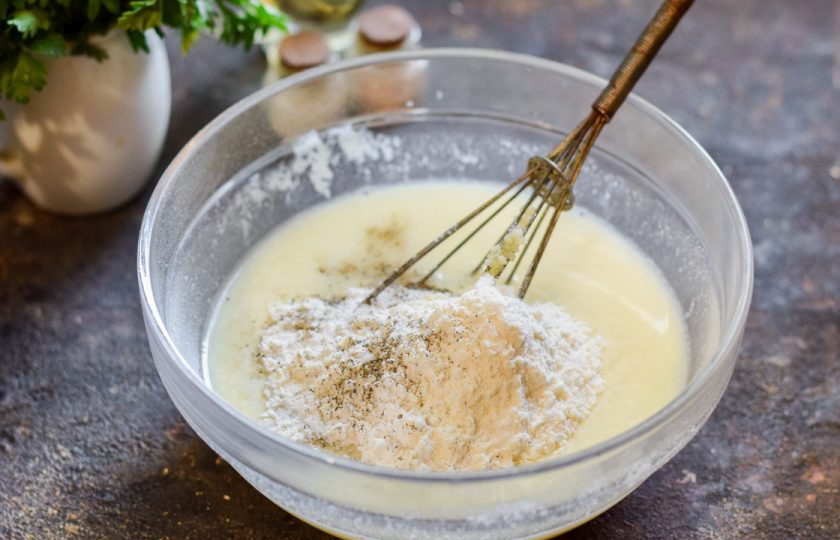 1. Этап. Оладьи из кус-куса: Следом всыпьте пшеничную муку, соль и молотый перец.