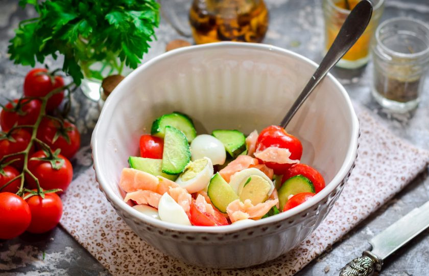 1. Этап. Салат с семгой и перепелиными яйцами: Перемешайте все ингредиенты салата, заправьте солью, перцем, маслом или йогуртом.