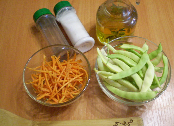 1. Этап. Салат с корейской морковью и фасолью: Подготовим продукты. Фасоль нужно вымыть. Отрезать хвостики. Закипятите в кастрюле воду для варки фасоли.