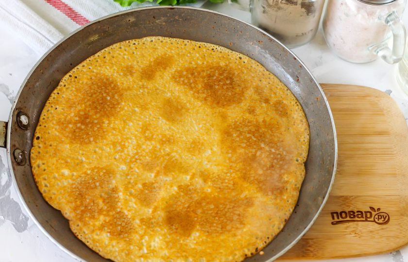 1. Этап. Блины с грибами и сливочным соусом: Из теста испеките блины по минуте с каждой стороны.