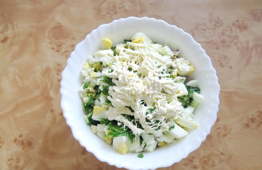 1. Этап. Салат из курицы с рисом: Салат заправьте майонезом.