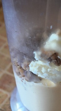 1. Этап. Смузи гречневый: В чашу блендера поместить гречневую кашу, творог, ряженку и кусочки банана. Измельчить блендером до однородности.