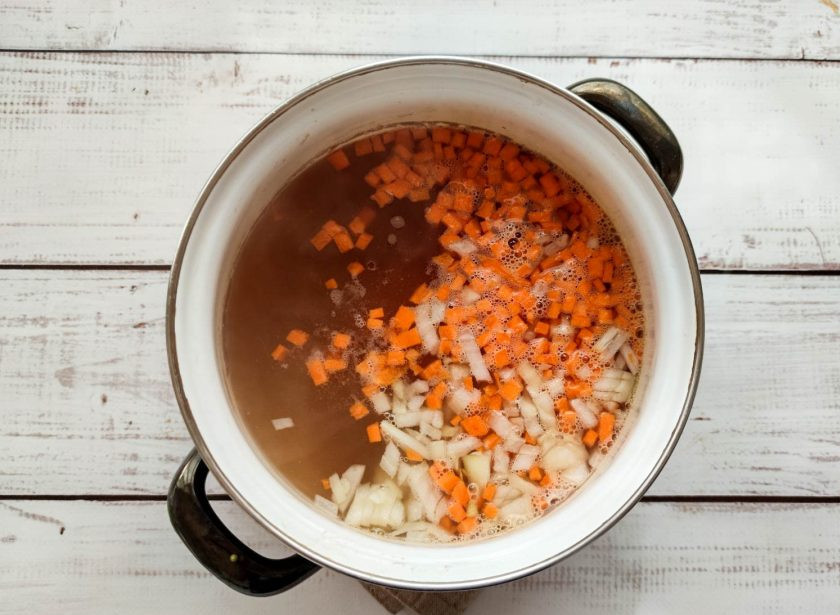 1. Этап. Диетический суп с перловкой: Лук очистите от шелухи и мелко нарежьте. Морковь хорошо помойте под проточной водой и нарежьте небольшими кубиками. Добавьте овощи к перловке и варите 10-15 минут.