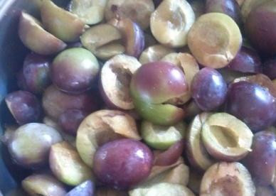 1. Этап. Сливовое варенье на скорую руку: 2. Делим на половинки и засыпаем сахаром. Даем сливам постоять около 40 минут, чтобы они пустили сок.