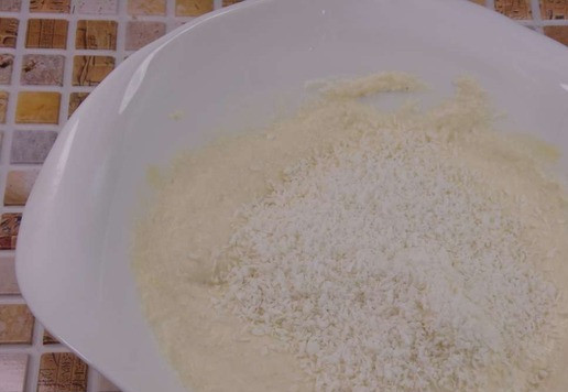 1. Этап. Кокосовые рикоттники с рисовой полентой: Затем выложить кокосовую стружку и перемешать все еще раз. Оставить подготовленное тесто на 10-15 минут. За это время полента должна немного разбухнуть.