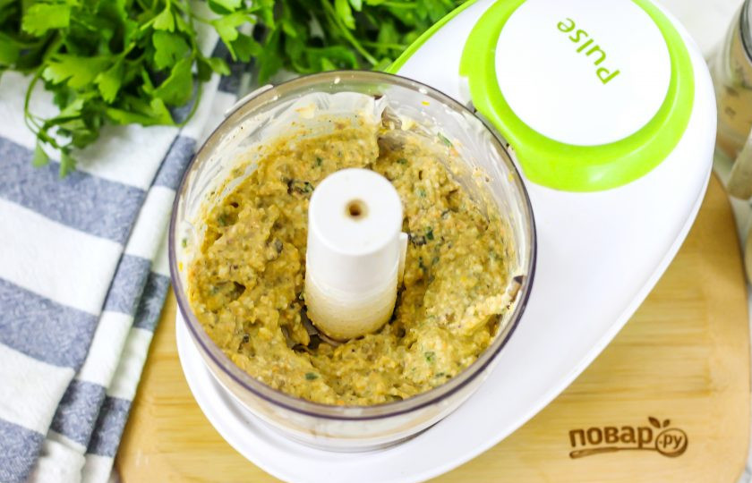 1. Этап. Паштет из мидий: Измельчите все ингредиенты примерно 3-4 минуты на пульсирующем режиме техники.