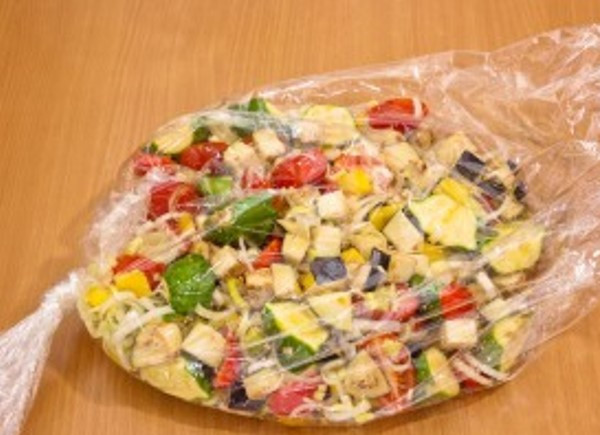 1. Этап. Баранина в духовке в рукаве: Затем выложите их в рукав для запекания.