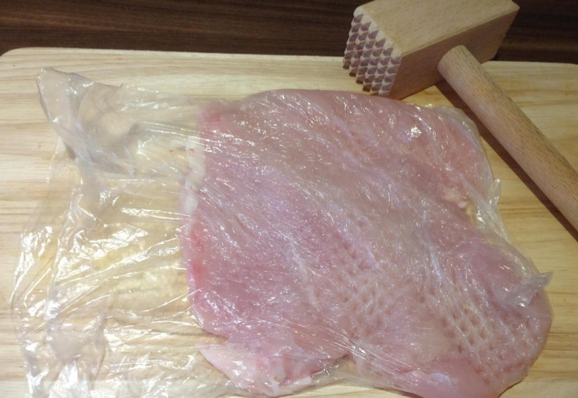 1. Этап. Фрикадельки под соусом в духовке: 2. Мясо заворачиваю в пленку или полиэтиленовый пакет и отбиваю с двух сторон.