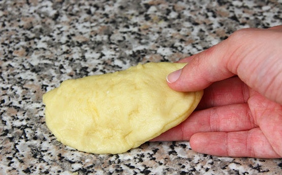 1. Этап. Пирожки с сыром Фета: 9. Склейте концы пирожка.