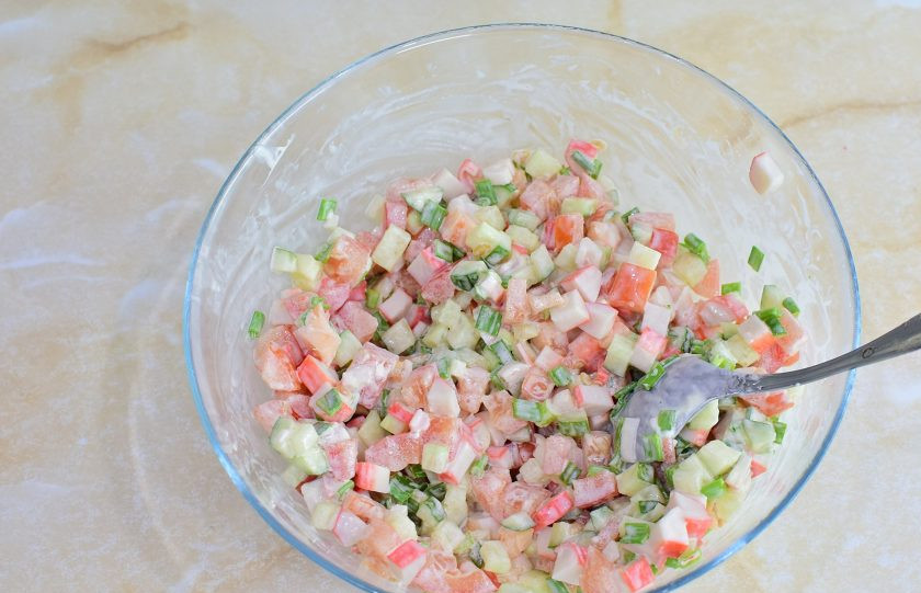 1. Этап. Крабовый салат с помидорами и огурцами: Крабовый салат с помидорами и огурцами готов! Переложите его в подходящий салатник и подавайте к столу.