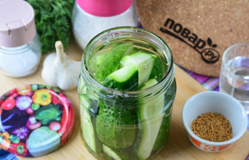 1. Этап. Огурцы с семенами горчицы: Горячим маринадом залейте повторно огурцы.