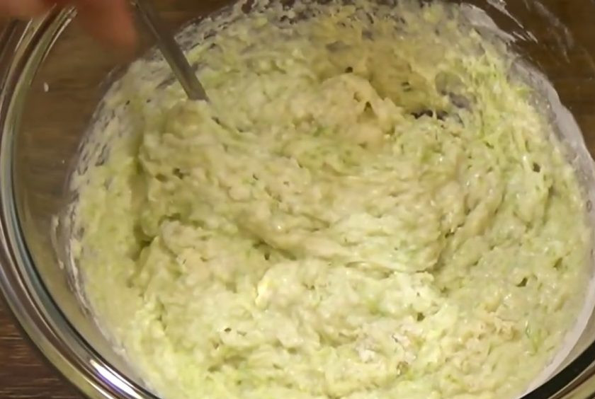 1. Этап. Маффины с кабачками: 2. Муку смешайте с солью, разрыхлителем и содой. Кефир смешайте с яйцом с помощью венчика. Добавьте к нему тертый кабачок с луком и мучную смесь.