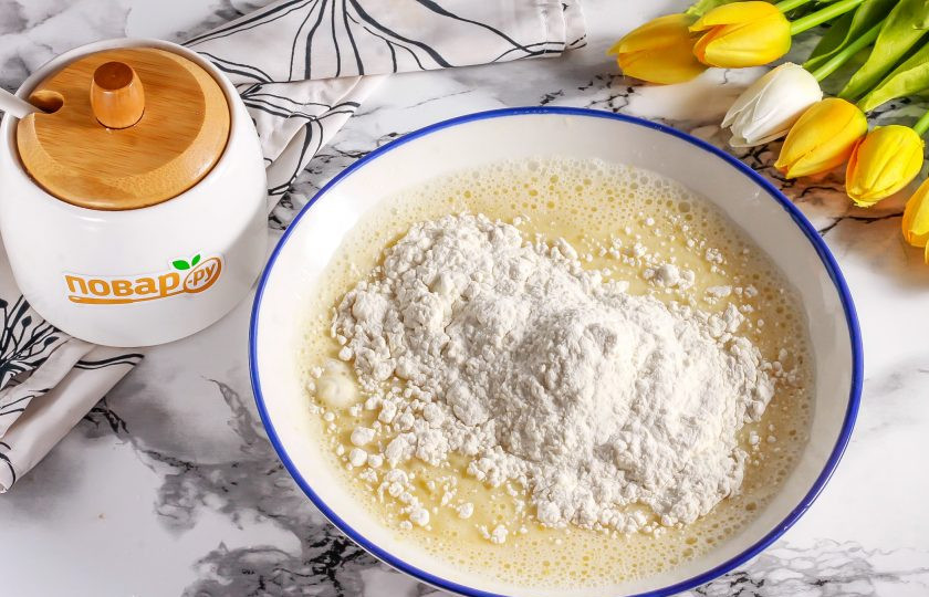 1. Этап. Блины с клюквенной начинкой: Всыпьте пшеничную муку и взбейте. Затем влейте растительное масло и перемешайте. Оставьте тесто на 15 минут, чтобы активизировалась клейковина.