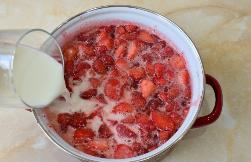 1. Этап. Варенье из клубники с кукурузным крахмалом: Постепенно вводите крахмал к ягодам. Сразу вмешивайте. Снова доведите все до кипения. Помешивая, проварите 2-3 минуты.