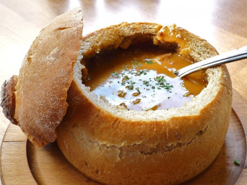 1. Этап. Чечевичный суп в хлебе: 6. Готовый суп можете переливать в хлебные мисочки. Можно также размельчить суп блендером, чтобы получить суп-пюре. Приправьте зеленью. Приятного аппетита!