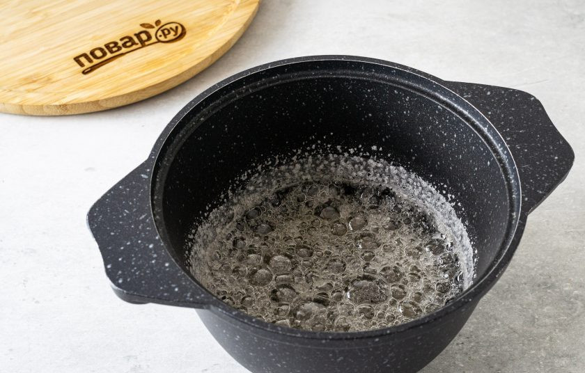 1. Этап. Киви в карамели: Когда сахар полностью растворится, увеличьте температуру и доведите до кипения. Проварите сахарный сироп 8-10 минут до загустения. Не перемешивайте.