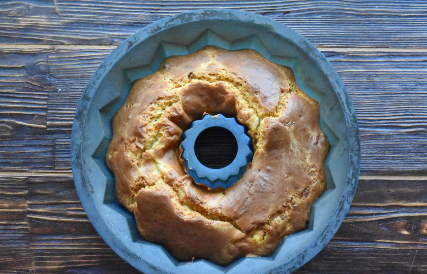 1. Этап. Проя: Готовность хлеба проверьте сухой лучинкой. Если лучинка вышла сухая, то хлеб готов. Остудите и извлеките из формы.