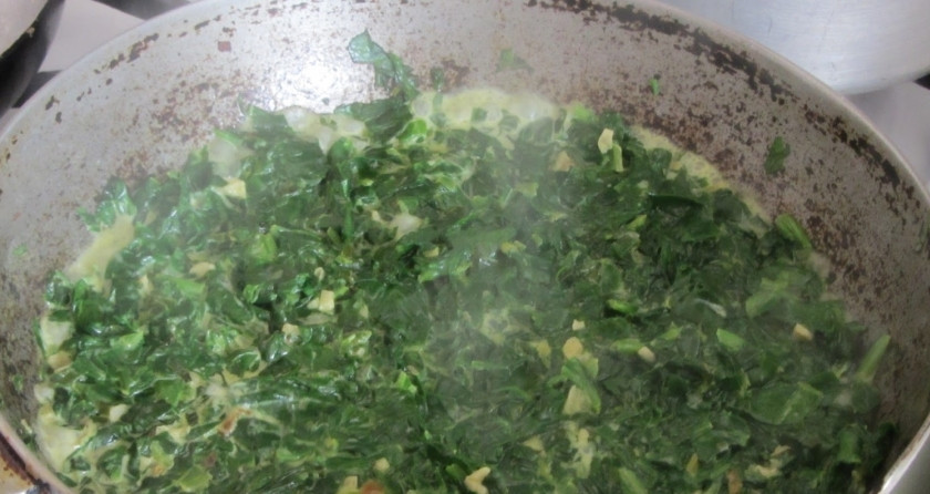 1. Этап. Слоеный пирог со шпинатом: Шпинат выделяет много жидкости, поэтому можно сказать, что мы его не жарим, а тушим. Но тушим недолго (может сгореть), добавляем пол стакана сливок. Перемешиваем и еще немного тушим.