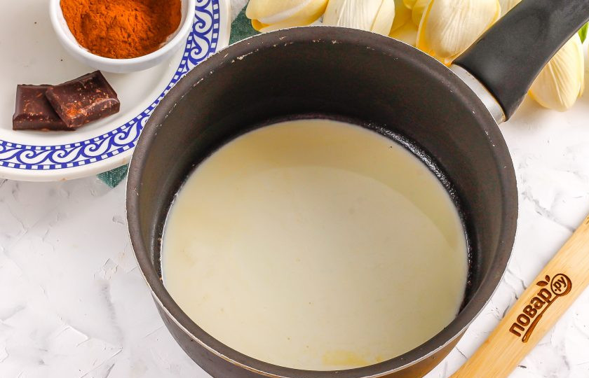 1. Этап. Помадка для кексов: Выложите сливочное масло в ковш или кастрюлю с антипригарным дном и поместите емкость на плиту, включая умеренный нагрев. Растопите масло в течение примерно 2-3 минут, но не до кипения. Заменять его маргарином или спредом нельзя.