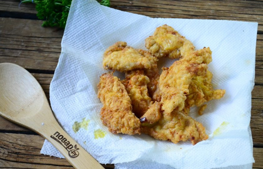 1. Этап. Чипсы из куриного филе: Готовые чипсы выкладывайте на бумажные полотенца.