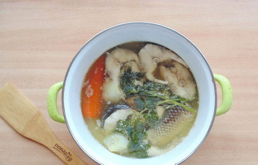 1. Этап. Заливное из пеленгаса: Варите пеленгас на самом минимальном огне с приоткрытой крышкой 40-45 минут. Бульон должен быть прозрачным.