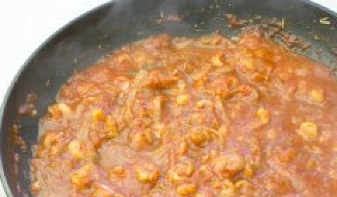 1. Этап. Томатная подлива с креветками: В готовую подливку выдавите зубчик чеснока, снимите с огня, накройте крышкой и дайте соусу настоятся 2-3 минуты. Подавайте с только что сваренными макаронами.