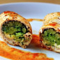 Куриные роллы, фаршированные брокколи и сыром