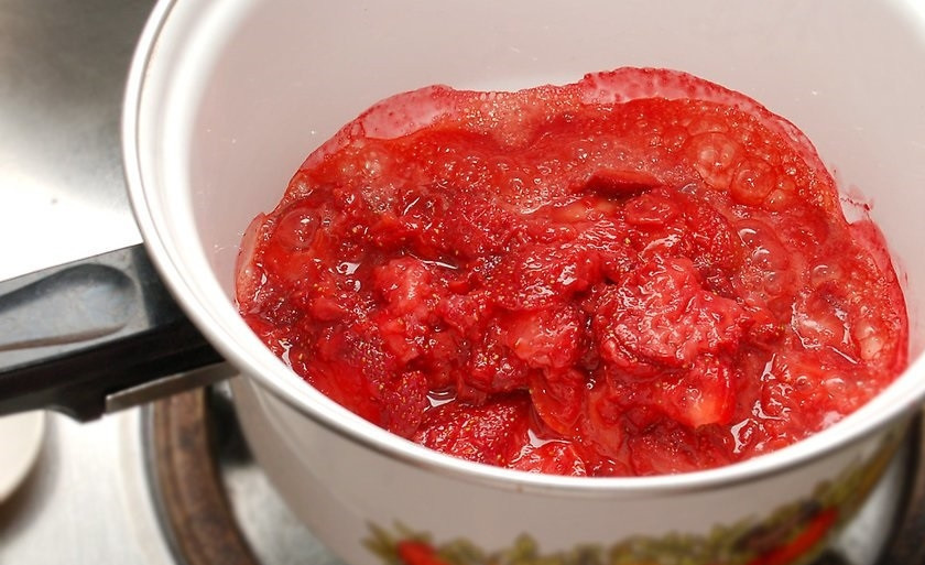 1. Этап. Пирог с клубникой: 4. Переложите клубничную массу в сотейник и отправьте его на огонь.