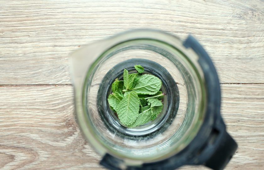 1. Этап. Чай с лавандой и мятой: Обдайте чайник кипятком и слейте воду. Оборвите листики с веточек и выложите в чайник.