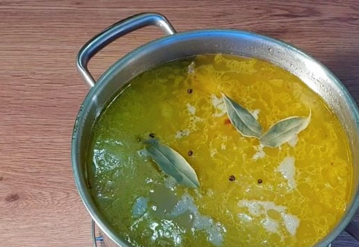 1. Этап. Cуп из куриных шеек с рисом: 9. Добавить лавровый лист, специи, рубленую зелень, кипятить 1–2 минуты и отключить огонь.