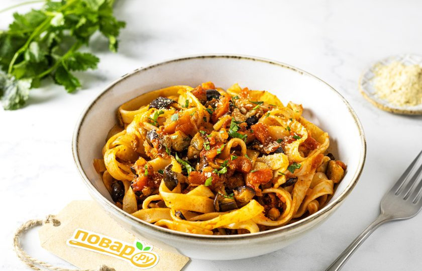 1. Этап. Фетучини с баклажанами в томатном соусе: Сразу подавайте блюдо. Фетучини с баклажанами в томатном соусе готово. Приятного вам аппетита!