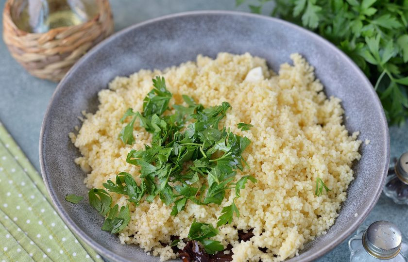 1. Этап. Кускус с вялеными томатами: Переложите кускус в миску к остальным ингредиентам, добавьте нарубленную зелень, соль и перец по вкусу, влейте вкусное оливковое масло.