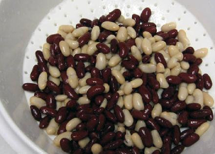 1. Этап. Тройной бобовый салат: Пока варятся бобы, открываем банки с фасолью. Поместите бобовые в дуршлаг и тщательно промойте.