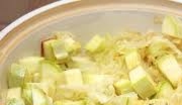 1. Этап. Рагу из капусты: В кастрюлю с толстым дном налить масло, добавить капусту и кабачки, поставить на средний огонь.